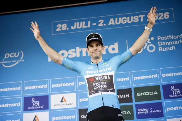 Wout van Aert con la malla de líder en el Tour de Dinamarca 2026