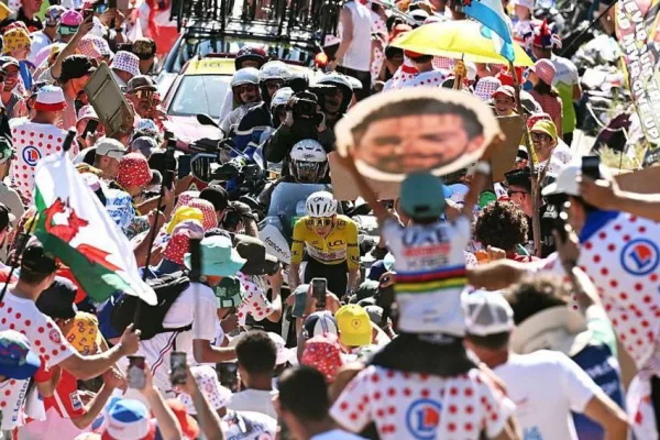 Tadej Pogacar (UAE) y una multitud en el Alpe d´Huez en el Tour de France 2026