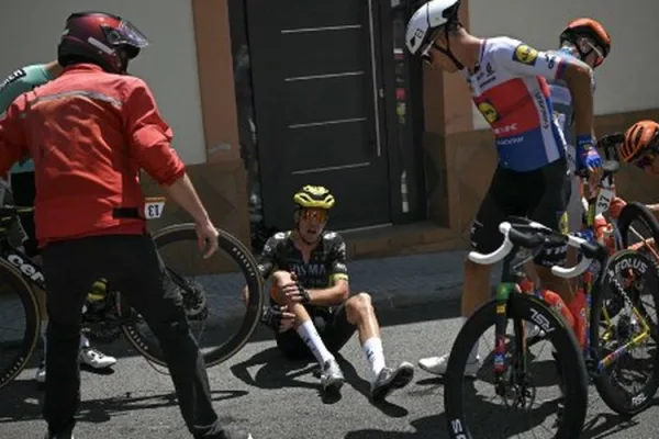 Bruno Armirail (Visma - Lease a Bike) tras su caída en la etapa 3 en el Tour de France 2026