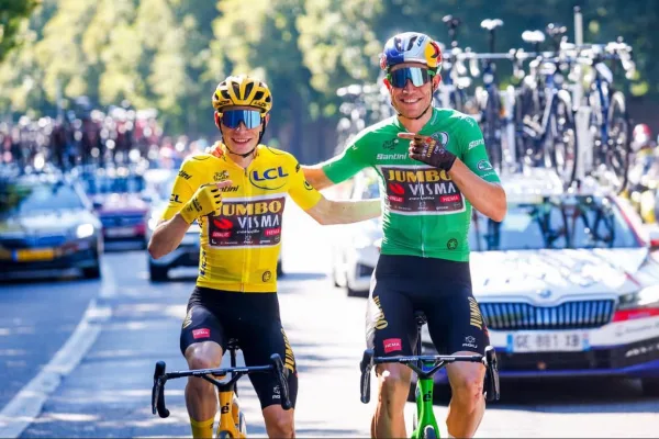 Wout van Aert y Jonas Vingegaard (Jumbo Visma) en la última etapa del Tour de France 2022
