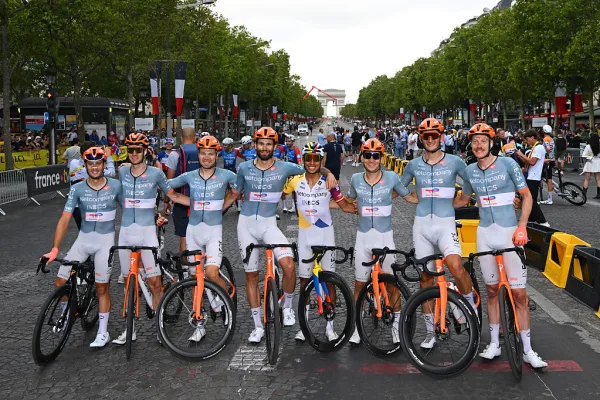 Los ciclistas de Netcompany INEOS en el cierre del Tour de France 2026