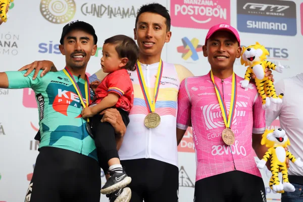 Egan Bernal, Iván Ramiro Sosa y Juan Felipe Rodríguez en el podio del Campeonato Nacional de Ruta de Colombia de 2026