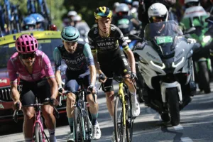 “Se me atravesó y no colaboraba”: La furia de Carapaz con Martínez en Alpe d’Huez