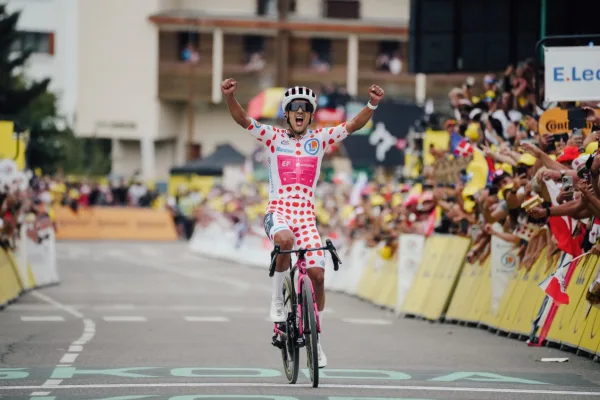 Richard Carapaz (EF) gana la etapa 20 del Tour de France 2026