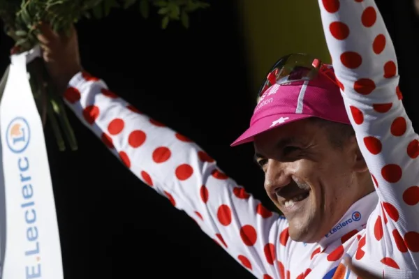 Richard Carapaz (EF) con la camiseta de montaña en el Tour de France 2026