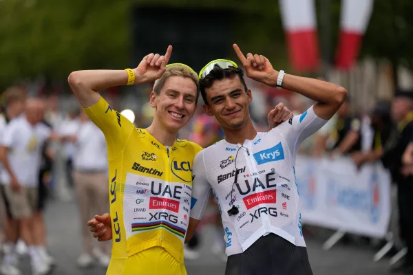 Tadej Pogacar e Isaac del Toro tras la etapa 21 del Tour de France 2026