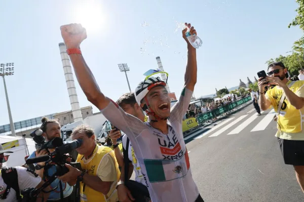 Isaac del Toro (UAE) tras ganar la etapa 2 del Tour de France 2026