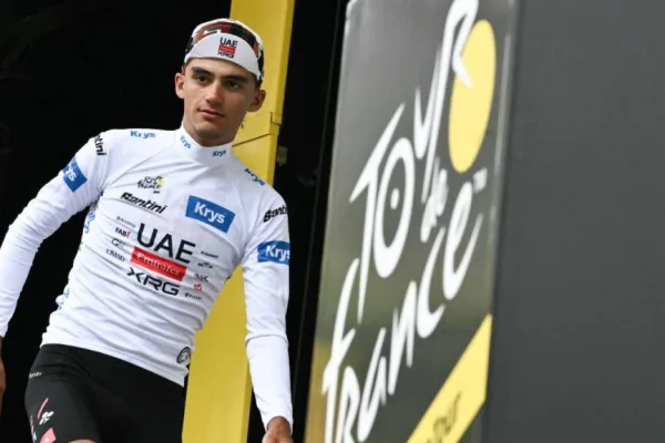 Isaac del Toro (UAE) con la malla blanca de mejor joven en el Tour de France 2026