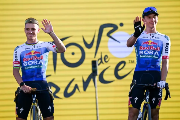 Florian Lipowitz y Remco Evenepoel (Red Bull - Bora) en la presentación de equipos del Tour de France 2026