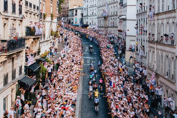El pelotón del Tour de France 2026 al pasar por Montmartre en París