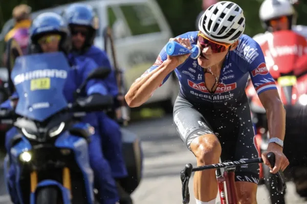 Mathieu van der Poel tomando de un bidón