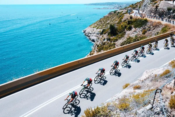 El pelotón del Tour de France 2026 en la etapa 2
