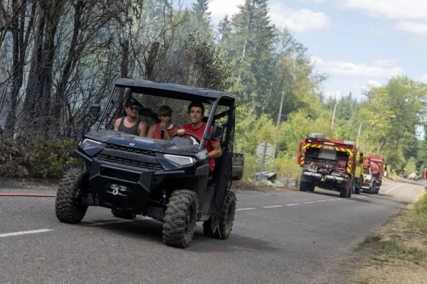 La foto que muestra a Thibaut Pinot yendo a la zona del incendio