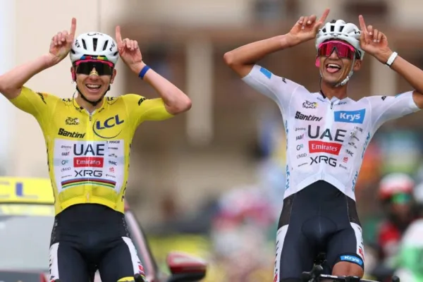Tadej Pogacar e Isaac del Toro (UAE) al llegar a meta en la etapa 20 del Tour de France 2026