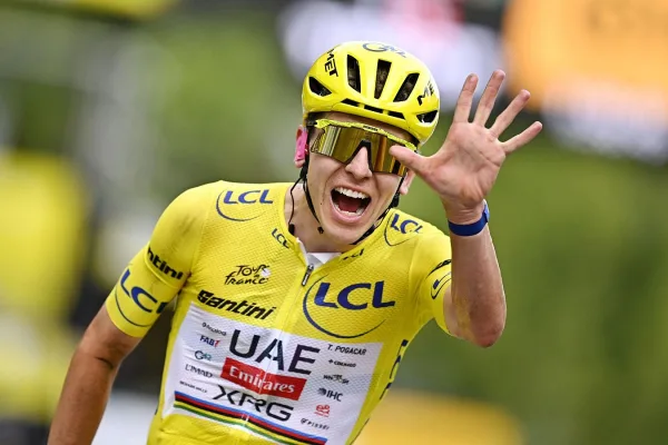 Tadej Pogacar celebra su quinto título al llegar en meta en la etapa 21 del Tour de France 2026