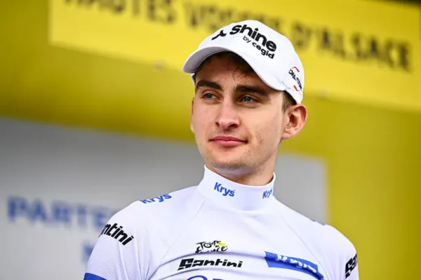 Paul Seixas (Decathlon CMA CGM) con la malla blanca en el Tour de France 2026