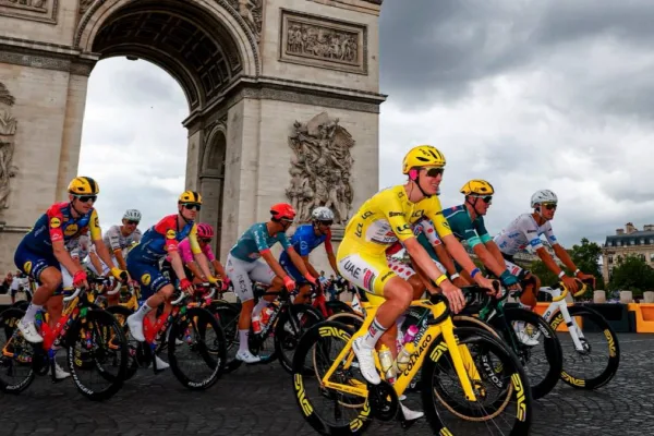 El pelotón del Tour de France en París