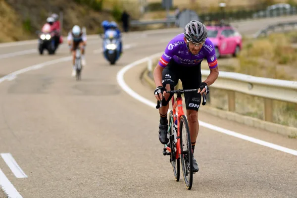 Willie Smit al correr para Burgos-BH en La Vuelta a España 2020