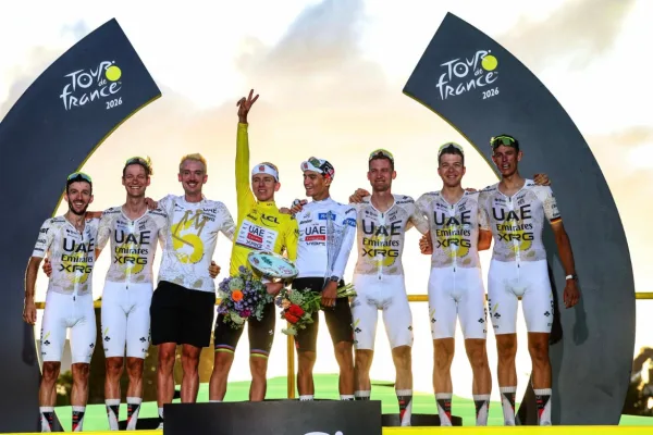 Los ciclistas del UAE Team Emirates de Tadej Pogacar en el podio del Tour de France 2026