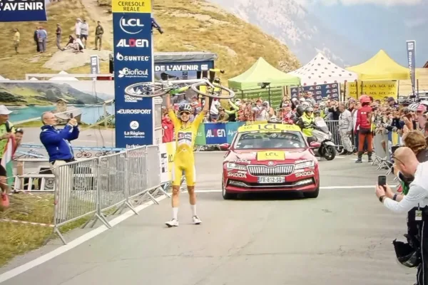 Lorenzo Finn (Red Bull Rookies) gana el Tour de l´Avenir 2026