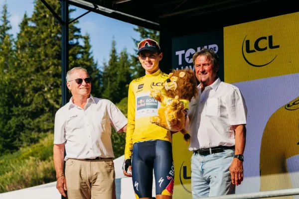Lorenzo Finn (Red Bull Bora Rookies) tras ganar la etapa 5 del Tour de l´Avenir 2026