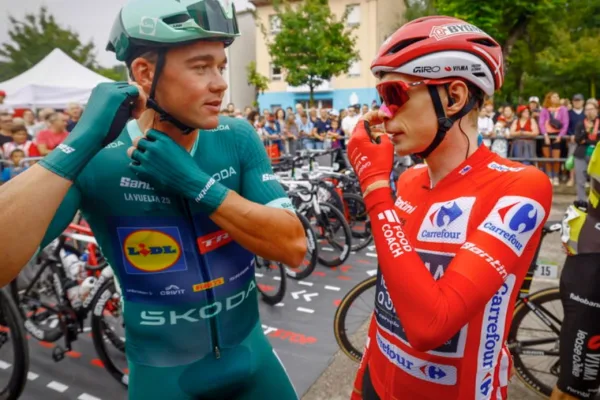 Mads Pedersen (Lidl-Trek) y Jonas Vingegaard (Visma - Lease a Bike) en La Vuelta 2025
