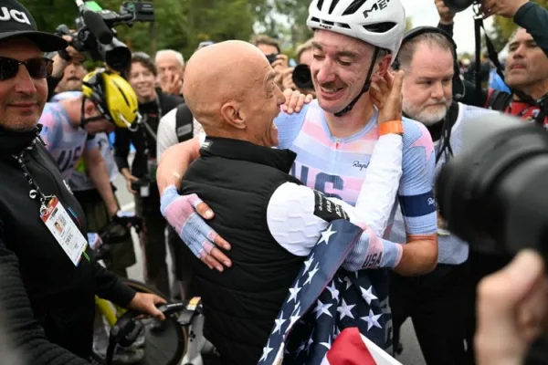 Mauro Gianetti saluda a Brandon McNulty tras el Mundial de Montreal 2026