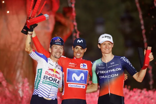 Enric Mas (Movistar), Primoz Roglic (Red Bull-Bora) y Felix Gall (Decathlon), el podio final de La Vuelta a España 2026