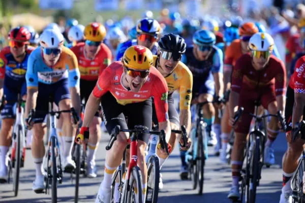 Carl-Frederik Bévort (Uno-X Mobility) gana la etapa 2 de la CRO Race 2026