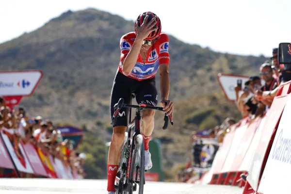 Enric Mas (Movistar) tras la etapa 20 de La Vuelta a España 2026