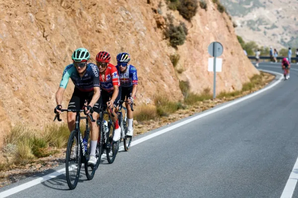 Felix Gall (Decathlon CMA CGM), Primoz Roglic (Red Bull) y Enric Mas (Movistar) en la etapa 12 de La Vuelta 2026 (Cor Vos)