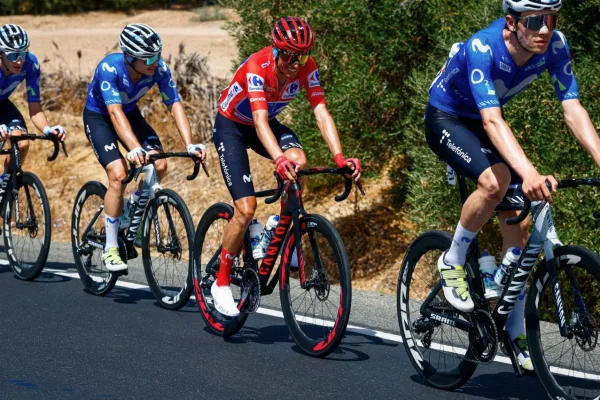Enric Mas junto a Movistar en La Vuelta a España 2026