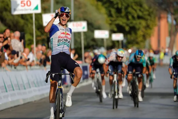 Giulio Pellizzari (Red Bull BORA) gana el Giro della Toscana 2026