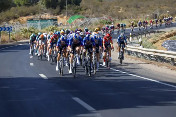 El pelotón de La Vuelta a España 2026 en la etapa 16