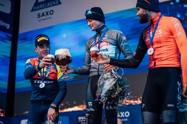 Filippo Ganna, Mathieu van der Poel y Mads Pedersen, en el podio de la E3 2025